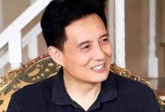 他曾被谢霆锋打成重伤，如今街头卖卤肉为生