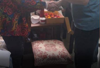 张凯丽探望97岁田华，老破小屋内堆满杂物