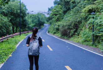 漂亮女孩怀疑农村父母是人贩子 要找富豪父母