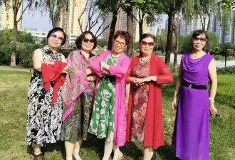 中国式大妈穿搭“重灾区”：拍照披丝巾，穿花裙、烫小卷！你是吗
