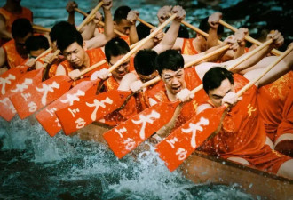 进入龙舟赛季，女将破浪而来