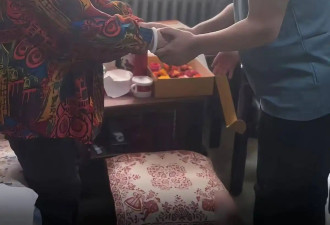 张凯丽探访97岁田华 老破小杂物堆积如山