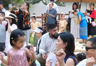 海哈金喜女儿过六一,李亚鹏拄拐杖看演出,3岁夏夏可爱