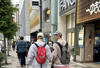 阮经天和弟弟在东京购物，打扮像双胞胎