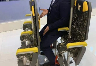 飞机出“站票”了？乘客全程扎马步式坐姿....