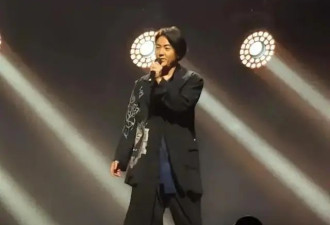 陈小春个唱郑伊健任嘉宾破不和传闻,两人当场落泪