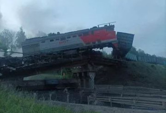 战机潜艇挨轰铁路爆炸 俄总统官邸附近工厂也遭焚