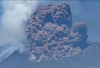 意大利埃特纳火山突然爆发 游客奔逃
