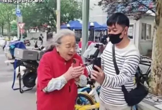 于晓光端午节去看89岁的李启明老师，老师头发花白，生活简朴