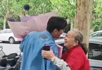 于晓光端午节去看89岁的李启明老师，老师头发花白，生活简朴