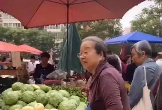 于晓光端午节去看89岁的李启明老师，老师头发花白，生活简朴