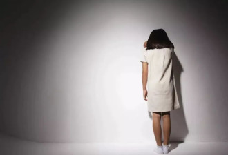 11岁女童在妈妈单位写作业，被一男同事反锁房内...