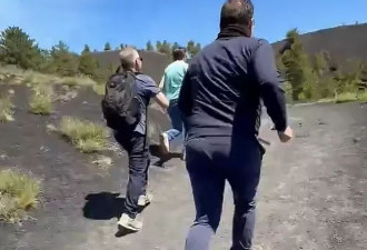 美国旅行团遭遇火山突然喷发 炽热岩石倾泻如雪崩…