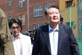 尹锡悦夫妇现身大选投票站,面对记者提问一言不发