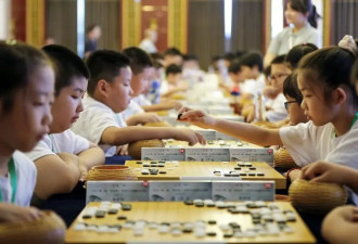 9岁棋童坠亡，同学称其曾遭父亲踢踹 ....
