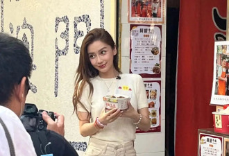Angelababy澳门被偶遇，卖力为街边小吃拍广告，皱纹明显脸浮肿