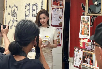 Angelababy澳门被偶遇，卖力为街边小吃拍广告，皱纹明显脸浮肿