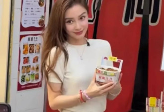 Angelababy澳门被偶遇，卖力为街边小吃拍广告，皱纹明显脸浮肿