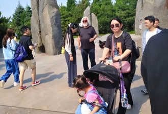 老少恋的"残酷现实"，在张纪中身上展现得淋漓尽致