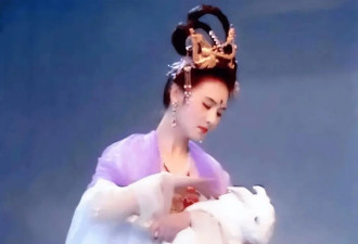 她一生只演了一部戏却家喻户晓！如今身价过亿，捐了上百所小学！