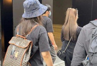 周杰伦和昆凌在日本京都逛街，打扮一言难尽，穿的低裆裤太丑了