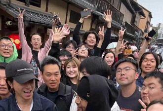 周杰伦在日本街头被粉丝围堵，他的变化好大