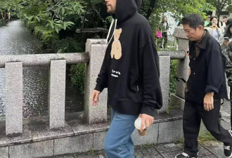周杰伦在日本街头被粉丝围堵，他的变化好大