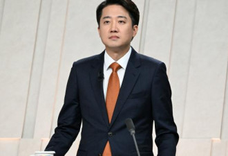 韩国大选惊现最年轻党魁参战 高颜值抢镜