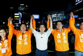 韩国大选惊现最年轻党魁参战 高颜值抢镜