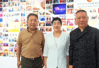 郭德纲受聘为香港画院顾问，伟人后代为其颁奖