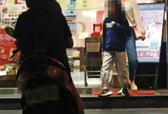 49岁林心如一家三口被偶遇，素颜低调似路人，8岁女儿长大很漂亮