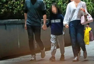 49岁林心如一家三口被偶遇，素颜低调似路人，8岁女儿长大很漂亮