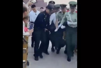 六四前夕不平静 男子天安门升旗“暴走”被扑倒带走