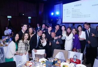 四料港姐冠军传遭冷遇，出席晚宴依偎曾志伟...