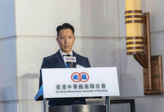 四料港姐冠军传遭冷遇，出席晚宴依偎曾志伟...