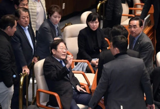 李在明：两度自杀，绝处逢生.....