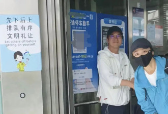 汤唯和家人现身机场，9岁女儿坐在行李箱上，老公金泰勇温文尔雅