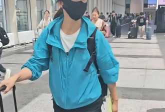 汤唯和家人现身机场，9岁女儿坐在行李箱上，老公金泰勇温文尔雅