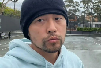 周杰伦日本游玩变化大，胡须变白眼袋明显，强直性脊柱炎疑似加重