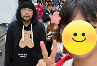 周杰伦日本游玩变化大，胡须变白眼袋明显，强直性脊柱炎疑似加重