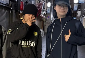 周杰伦日本游玩变化大，胡须变白眼袋明显，强直性脊柱炎疑似加重