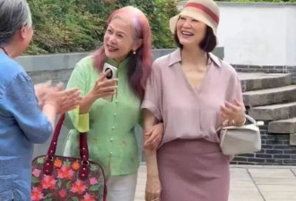 71岁的林青霞现身江西，穿粉色衬衫搭缎面包臀长裙