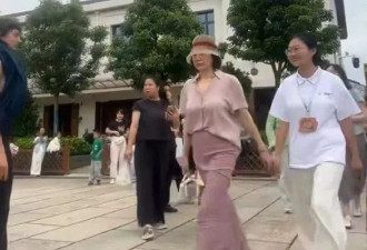 71岁的林青霞现身江西，穿粉色衬衫搭缎面包臀长裙