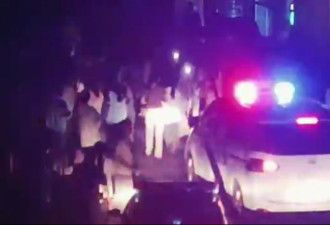 湖南爆学生抗议 数百人组成人墙与警察推挤