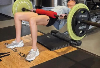 张馨予臀桥重量突破100斤！性感女神火辣身材全靠锻炼