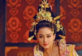 张馨予臀桥重量突破100斤！性感女神火辣身材全靠锻炼