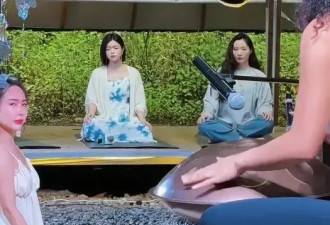 42岁陈妍希离婚后大变样！穿白色晕染吊带裙又美又白，恢复单身后嫩成少女