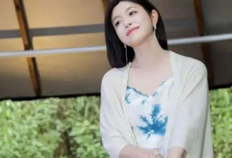 42岁陈妍希离婚后大变样！穿白色晕染吊带裙又美又白，恢复单身后嫩成少女