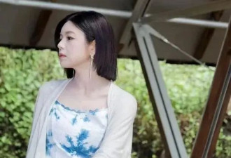 42岁陈妍希离婚后大变样！穿白色晕染吊带裙又美又白，恢复单身后嫩成少女