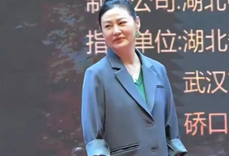 55岁潘金莲近照惊呆网友，昔日女神发福变慈祥，独身创业活出真我